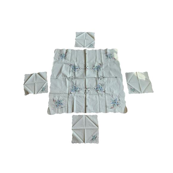 Vintage Embroidered Cutwork Tablecloth & 4 Napkins Floral Butterfly Cottagecore - Picture 1 of 9